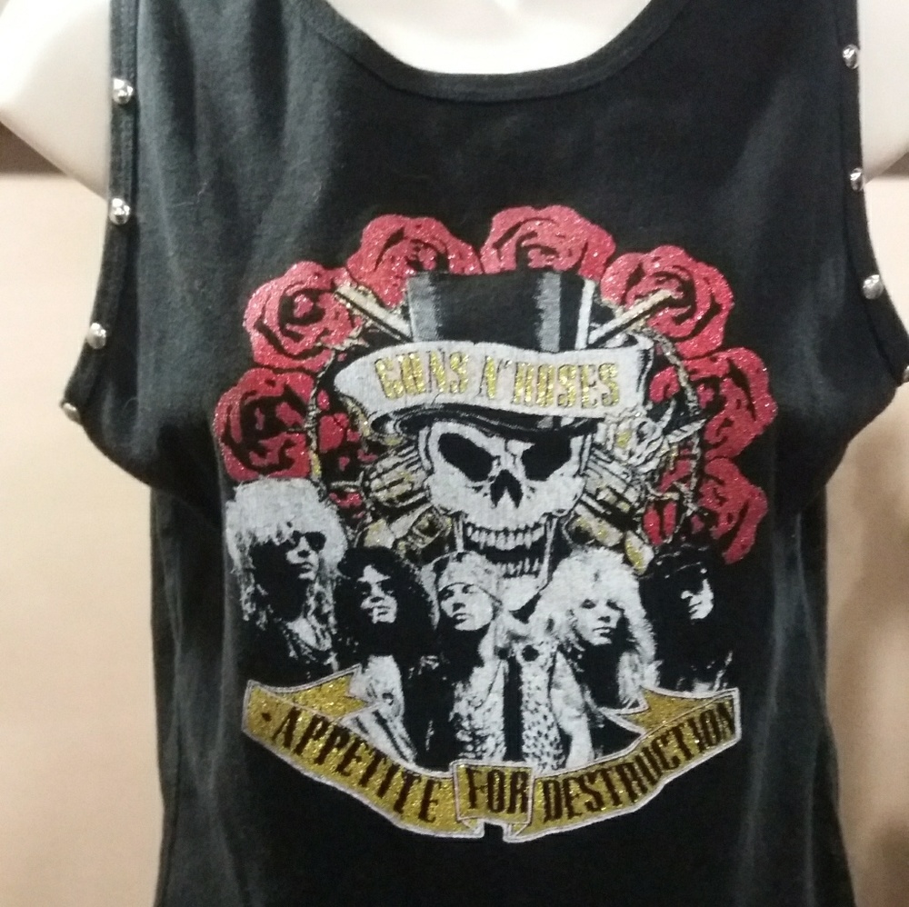 Black tank tee with guns and roses